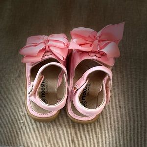 Mooshu Trainers pink sandals  for babies with detachable bows size 5/21